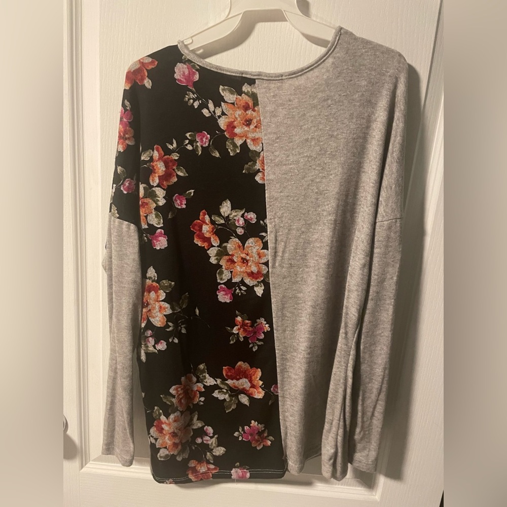 New Floral Color Block Boutique Fashion Top, S & M - Picture 4 of 6